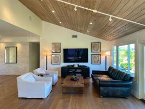 TV a/nebo společenská místnost v ubytování Spectacular City Mountain Views Remodeled Open Plan 3 bdr Home Pool Jacuzzi Oasis