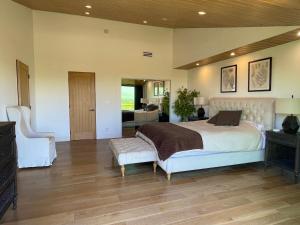 Postel nebo postele na pokoji v ubytování Spectacular City Mountain Views Remodeled Open Plan 3 bdr Home Pool Jacuzzi Oasis