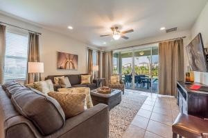 キシミーにあるElegant Home Near Disney With Private Pool And Waterpark & Resort Access At Encore Resorts Reunion - 391Flのソファとテーブルのあるリビングルーム +26枚の写真