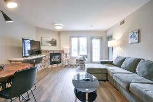 un salon avec un canapé et une table dans l'établissement 2BR King Suite Pool Sauna Heated Pool, à Shanty Bay