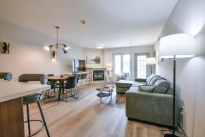 un salon avec un canapé et une table dans l'établissement 2BR King Suite Pool Sauna Heated Pool, à Shanty Bay