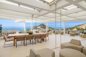 a dining room with a table and chairs and the ocean at Precioso apart 1811 Palo Alto in Ojén