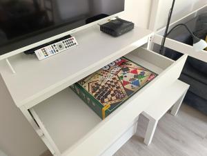 een wit bureau met een tv bij Apartmán Denisa in Rokytnice nad Jizerou