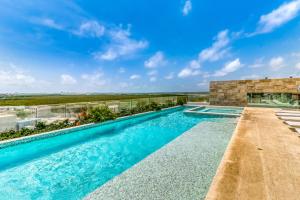 una piscina en medio de una casa en Riva Puerto Cancun # 207, Halibut, en Cancún