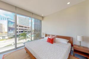 Un dormitorio con una cama y una ventana grande. en Riva Puerto Cancun # 207, Halibut, en Cancún 37 fotos más