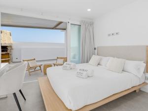 1 dormitorio con cama blanca y vistas al océano en Villa Serena Find Luxury & Serenity in Tenerife, en Palm-mar 29 fotos más