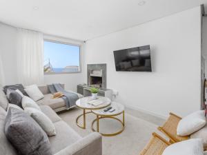 una sala de estar con un sofá y una mesa en Villa Serena Find Luxury & Serenity in Tenerife, en Palm-mar