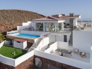 una representación de una casa con piscina en Villa Serena Find Luxury & Serenity in Tenerife, en Palm-mar