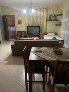 Μια τηλεόραση ή/και κέντρο ψυχαγωγίας στο Emanuel