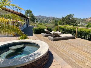 Nespecifikovaný výhled na hory nebo výhled na hory při pohledu z prázdninového domu