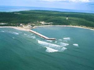 z powietrza widok na wyspę w oceanie w obiekcie Kalana Holiday Resort w mieście Kalana