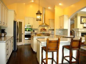 cocina grande con paredes amarillas y armarios blancos en Villa Napa Wine Country Scenic Pool and Vineyard Views, en Pope Valley
