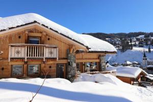 a log cabin with snow on the roof at Résidence Oscar - Chalet Oscar - 12 Personnes - Les Gets MAE-3871 in Les Gets
