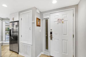 cocina con puerta blanca y nevera en Oceanfront Villa Direct Beach Access, en Hilton Head Island