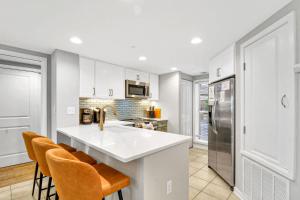 una cocina con fregadero y encimera en Oceanfront Villa Direct Beach Access, en Hilton Head Island 73 fotos más