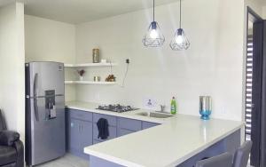 una cucina con frigorifero e piano di lavoro di Suite Marvento, Departamento 4 a Ensenada