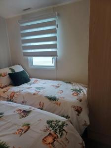 Ένα ή περισσότερα κρεβάτια σε δωμάτιο στο Haggerston Castle LAKEFIELD 12 - ENTERTAINMENT PASSES NOT INCLUDED