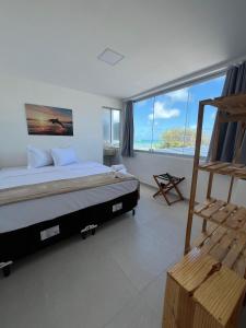 Bella Natal praia hotel في ناتال: غرفة نوم بها سرير ونافذة كبيرة +45 صورة