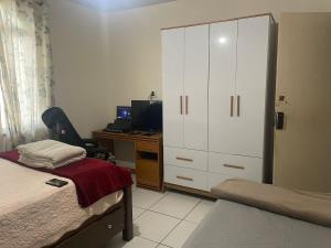 Katil atau katil-katil dalam bilik di Ótima Casa para Alugar em São Brás! Conforto, Praticidade e Bem Localizada
