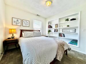 Postel nebo postele na pokoji v ubytování Campus Cottage