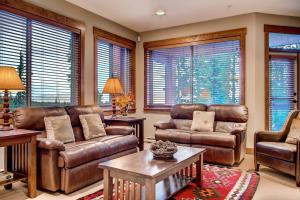 Χώρος καθιστικού στο Snowbanks 4