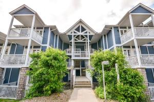 un bâtiment avec un revêtement bleu et des arbres dans l'établissement The King Studio Sauna Haven, à Shanty Bay