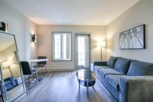 un salon avec un canapé et une table dans l'établissement The King Studio Sauna Haven, à Shanty Bay