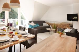 un salon avec une table et un canapé dans l'établissement Im Bad, strandnah und zentral, à Sankt Peter-Ording