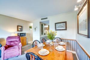 Χώρος καθιστικού στο Indoor and Outdoor Pool Access! Condo 3 Mi to GSMNP