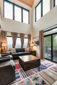 Postel nebo postele na pokoji v ubytování Modern Luxury in the Smokies w Hot Tub