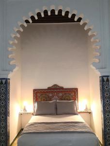 テトゥアンにあるRiad la madriguera de Tetuanのベッドルーム1室(アーチ型ベッド1台付)