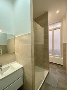Ένα μπάνιο στο Numéro Vert - City Center - Spacious - Elegant - WiFi