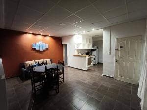 a kitchen and dining room with a table and chairs at Departamento La Morenita in Chilecito