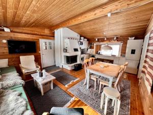 Η κουζίνα ή μικρή κουζίνα στο Log House and New Sauna Pikariporras
