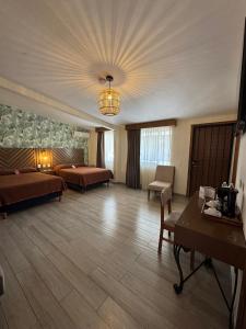sala de estar amplia con sofá y mesa en Hotel Isabel, en Guadalajara 51 fotos más