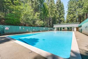 ein großer Swimmingpool mit blauem Wasser in einem Hof in der Unterkunft Hike, Swim, Golf Family Retreat in Arnold! in Arnold