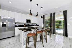 Кухня или мини-кухня в Elegant Home Near Disney With Game & Themed Rooms With Waterpark & Resort Access At Encore Resorts Reunion - 400La
