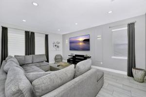 Гостиная зона в Elegant Home Near Disney With Game & Themed Rooms With Waterpark & Resort Access At Encore Resorts Reunion - 400La