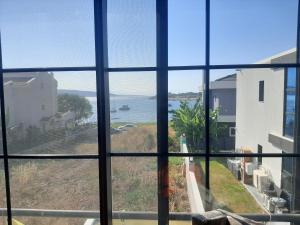 una vista dell'oceano da una finestra di Villa Vogue 