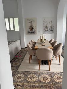 a dining room with a table and chairs at Marshall property in Tangier