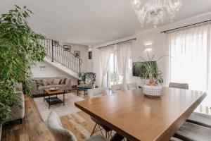 - un salon avec une table en bois et une salle à manger dans l'établissement Villa Vista San Lorenzo, à Sveti Lovreč Pazenatički