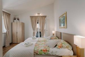 une chambre avec un lit avec des serviettes dessus dans l'établissement Villa Vista San Lorenzo, à Sveti Lovreč Pazenatički 44 autres photos