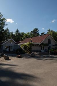 a house with rocks in front of it at 't Veluws Nest - Knus Chalet Veluwe - Hoenderloo, Honden welkom in Hoenderloo +35 photos