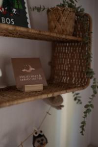 a shelf with a book and a box on it at 't Veluws Nest - Knus Chalet Veluwe - Hoenderloo, Honden welkom in Hoenderloo