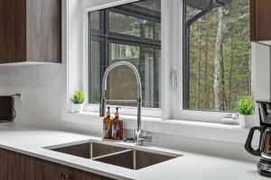 una cucina con un lavandino e una finestra di Super Mario Retreat with Hot Tub,IndoorGames,Firepit a Dwight Altre 43 foto