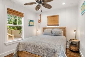 Postel nebo postele na pokoji v ubytování Historic Key Largo Cottage