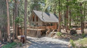 ein Haus mitten im Wald in der Unterkunft Cozy Chic Chalet - Enchanting & Fun Family Retreat - Hot Tub & Fire Pit - Dog Friendly in Dorrington