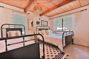 ein Schlafzimmer mit zwei Etagenbetten und einem Fenster in der Unterkunft Cozy Chic Chalet - Enchanting & Fun Family Retreat - Hot Tub & Fire Pit - Dog Friendly in Dorrington + 85 Fotos