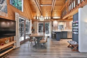 eine Küche mit Holzdecke und einem Tisch und Stühlen in der Unterkunft Cozy Chic Chalet - Enchanting & Fun Family Retreat - Hot Tub & Fire Pit - Dog Friendly in Dorrington