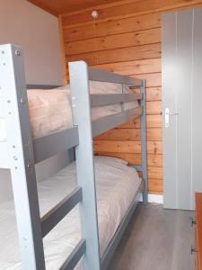 una camera con due letti a castello in una cabina di chalet 275 a Rendeux